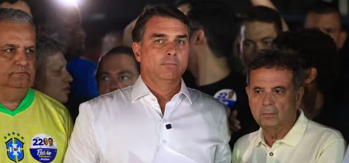 Flávio recua sobre urnas e entrega passaportes à Polícia Federal