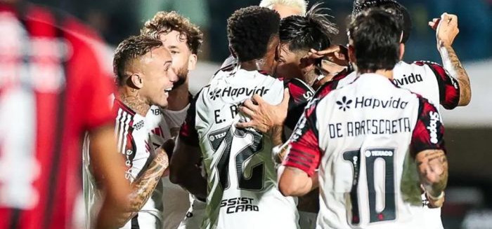 Flamengo vence o Vitória por 2 a 1 e garante pontos cruciais no Brasileirão
