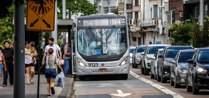 Prefeitura recua e confirma passagem de ônibus a R$ 7 em dinheiro