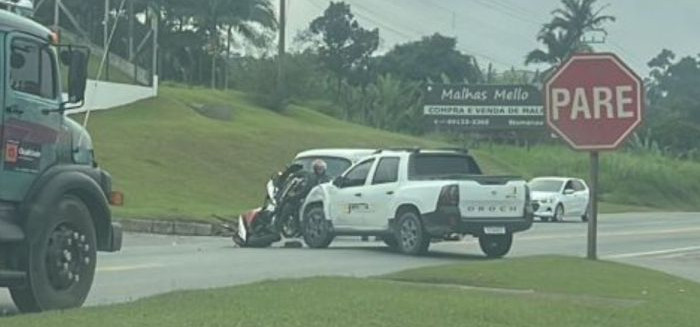 Batida violenta na BR-470 deixa jovem ferido e complica trânsito