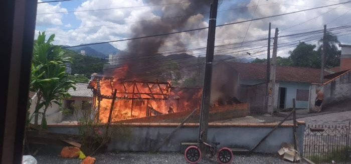 Incêndio destrói casa na Fortaleza e mobiliza bombeiros em Blumenau