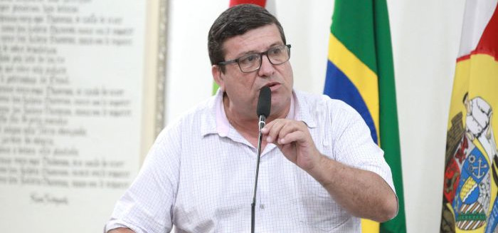 Ito de Souza denuncia farra com máquinas paradas e motor ligado