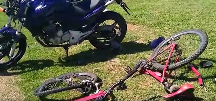 Batida de frente entre moto e bicicleta deixa dois feridos no Garcia