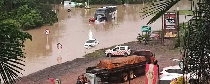 Chuva alaga a BR-470 e causa interrupções no trânsito de Blumenau