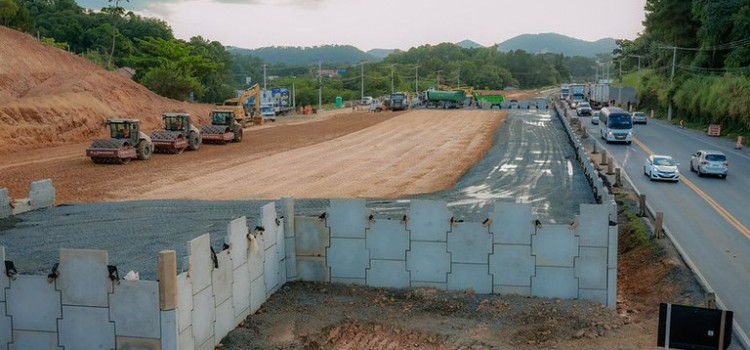 Governo anuncia 11 passarelas na BR-470 para aumentar segurança no Vale