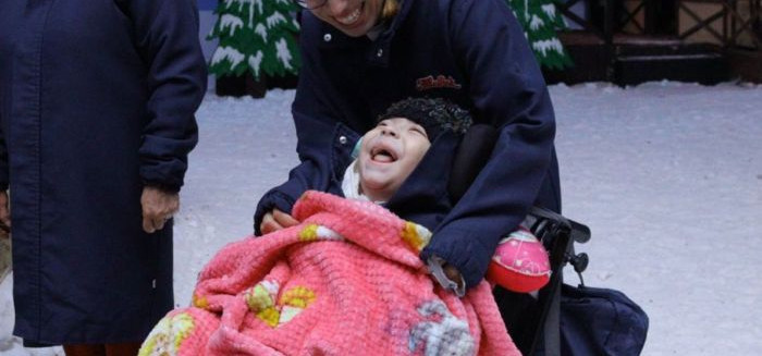 Menina de Blumenau com paralisia realiza sonho de ver a neve em Pomerode