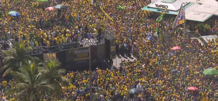 Bolsonaro reúne 32,7 mil pessoas em Copacabana