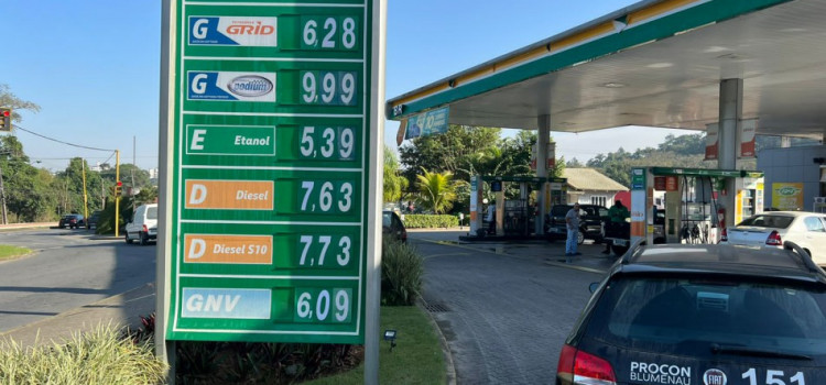 Procon fiscaliza postos de gasolina