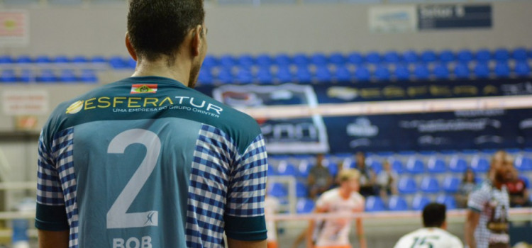 Vôlei masculino vence mais uma e segue invicto na Superliga B