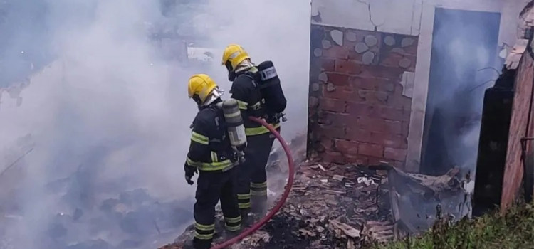 Incêndio destrói casa no Garcia: moradora escapa por pouco