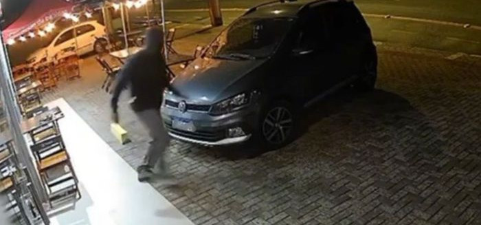 Assalto em tabacaria mobiliza polícia e termina em roubo de carro