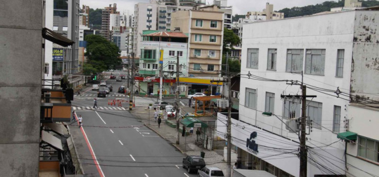 Ruas Floriano Peixoto e Curt Hering terão trechos interditados neste domingo