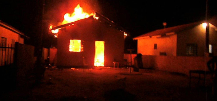 Casa abandonada pega fogo