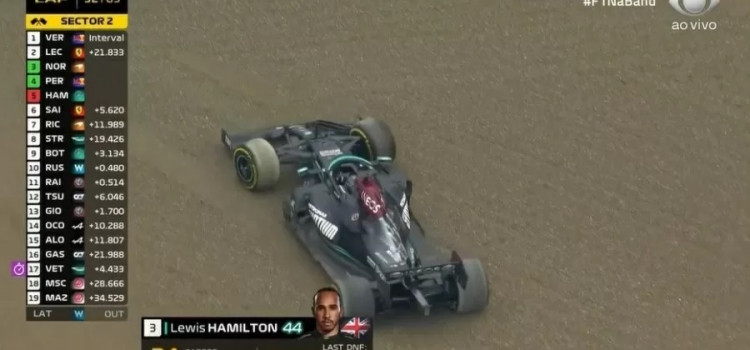 Hamilton erra, sai da pista e volta de ré para o GP da Emilia Romagna