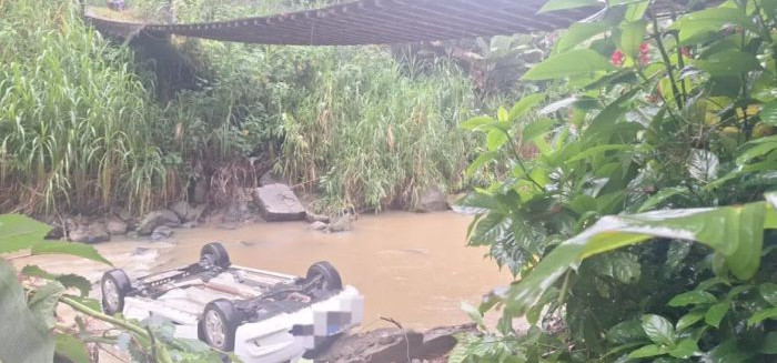 Idoso morre após carro cair de pinguela na Vila Itoupava