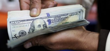 Dólar supera R$ 5,70