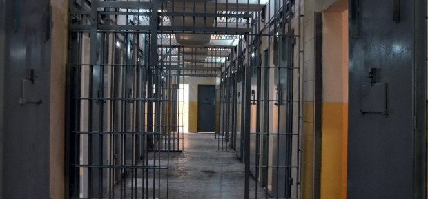 Oito detentos fogem da penitenciária de Blumenau