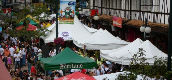 Stammtisch define data e movimenta a Rua XV de Novembro