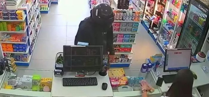 Homem ameaça funcionárias e assalta farmácia no Badenfurt