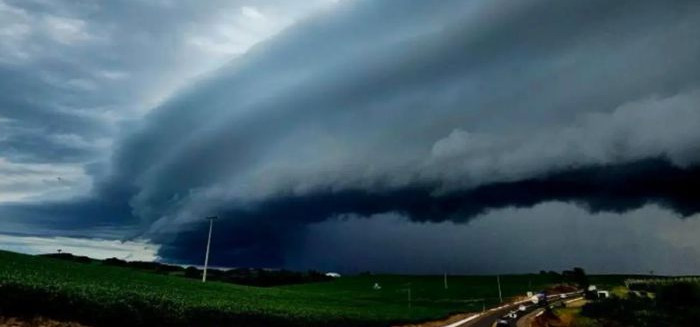 Temporais atingem SC, danificam 130 casas e derrubam ponte