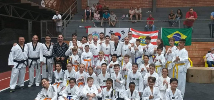 Taekwondo encerra atividades do ano com graduação de 40 alunos