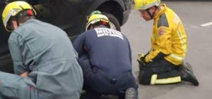 Pedestre fica preso sob carro em mercado no Vorstadt