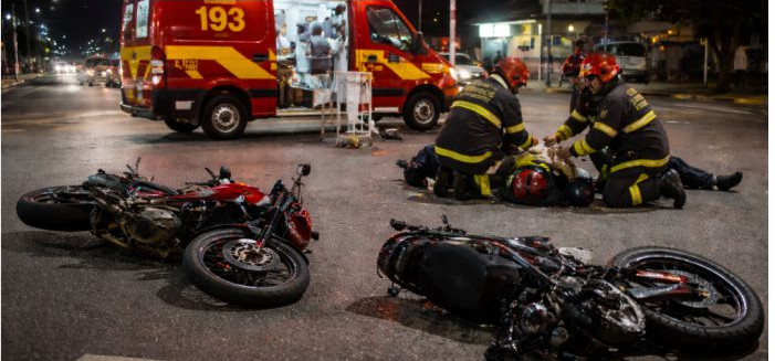 Colisão entre motos deixa duas mulheres em estado grave na Werner Duwe