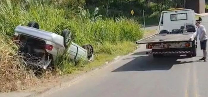 Motorista foge após capotar carro no bairro Escola Agrícola