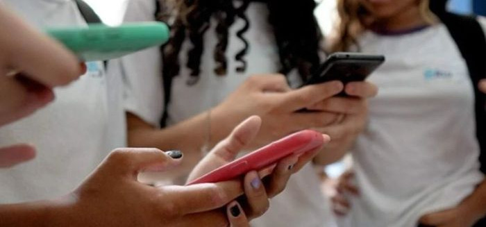 Câmara de Blumenau aprova proibição de celulares nas escolas municipais