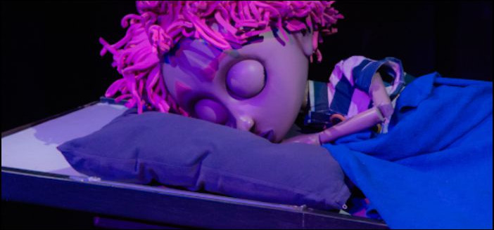 Peça gratuita na Furb usa robótica e teatro para debater telas na infância