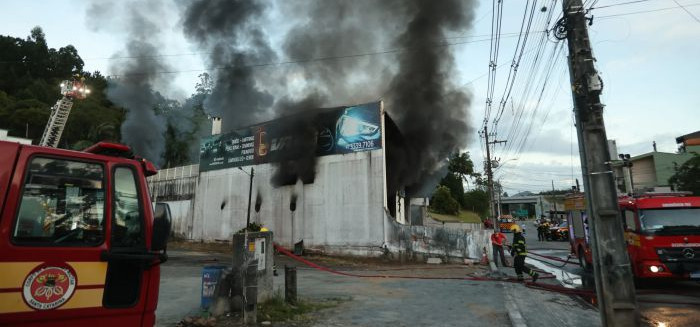 Incêndio de grandes proporções atinge loja de autopeças em Blumenau