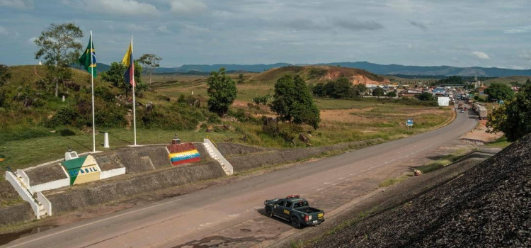 Militares venezuelanos se rebelam contra Maduro perto de fronteira com Brasil