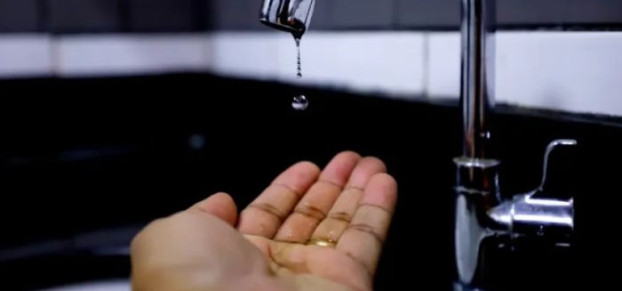 Moradores de 4 bairros de Blumenau sofrem com falta de água