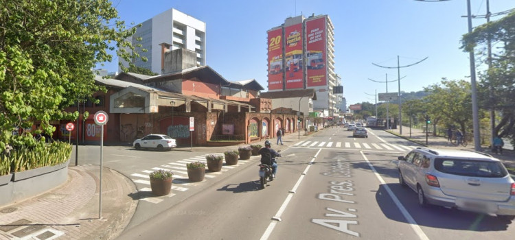 Rua que liga Beira-Rio à XV foi reaberta