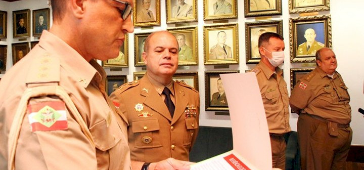 Coronel Jeferson assina a reserva remunerada em ato no Comando-Geral