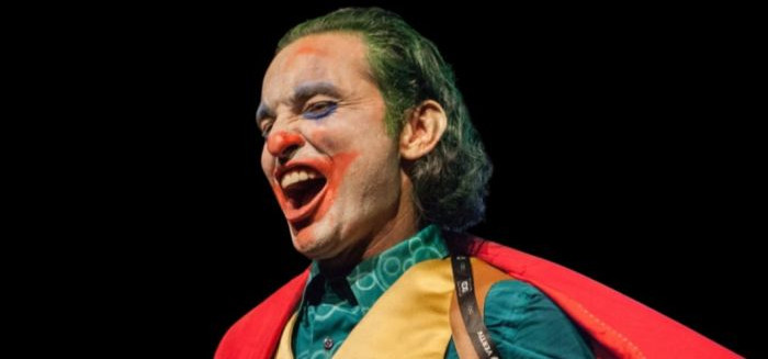 Mauricio Dollenz traz espetáculo Coringa para noite de humor em Blumenau