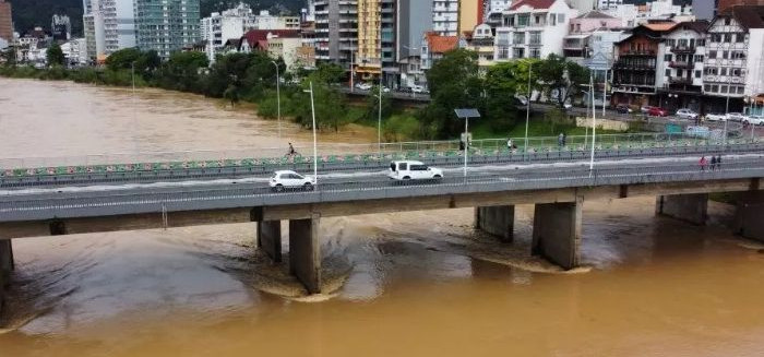 Policiais resgatam mulher no Rio Itajaí-Açu, no Centro