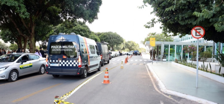 Homem tenta explodir bomba em frente a ministério
