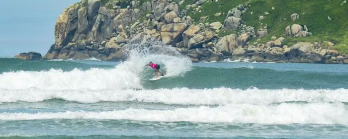 Surfe internacional agita Imbituba com notas altas na Praia da Vila