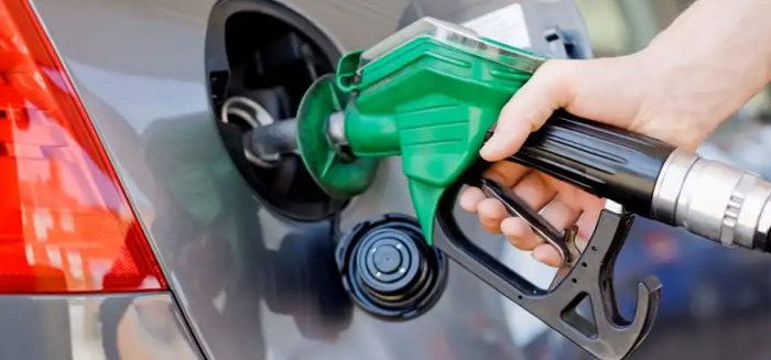 Gasolina cai na refinaria, mas preço sobe 27% nos postos em três anos