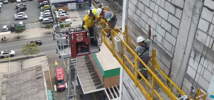 Bombeiros resgatam trabalhadores presos a 35 metros de altura