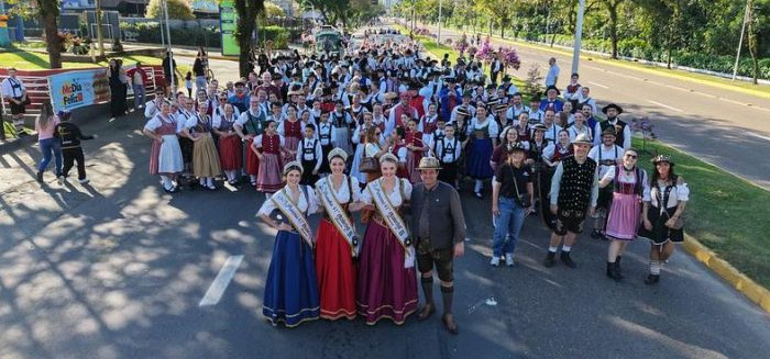 Oktober leva 200 integrantes a desfile em Joinville