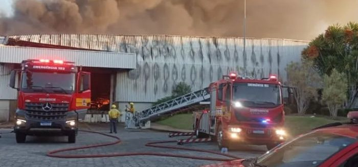 Incêndio em fábrica da Colcci na região mobiliza bombeiros