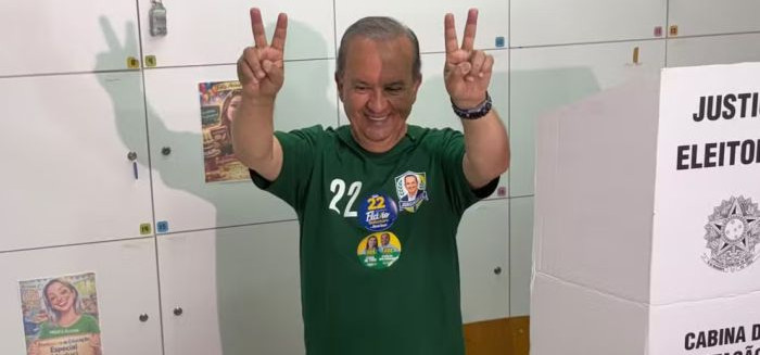 Jorginho Mello é reeleito governador de SC no 1º turno