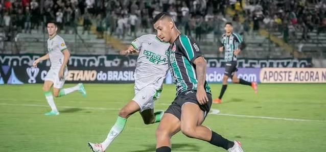 Maringá vence o América-MG com gols nos lances finais