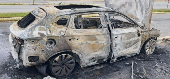 Carro elétrico pega fogo às margens da BR-470 em Blumenau