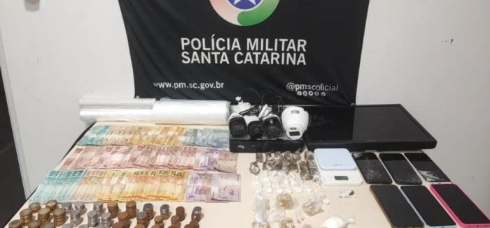 Polícia prende mulheres por tráfico de drogas no Garcia