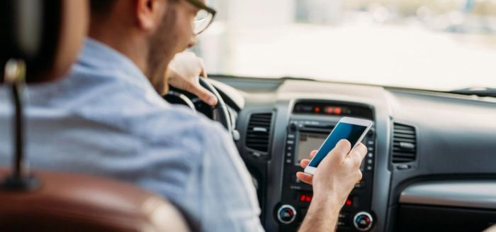 Blumenau lidera ranking de multas por celular ao volante em SC