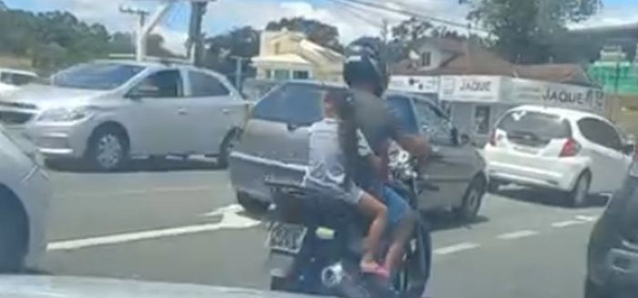 Criança é transportada sem capacete na SC-108 em Blumenau