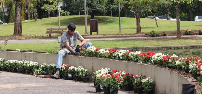 Flores da Oktoberfest ganham vida nova nos parques de Blumenau